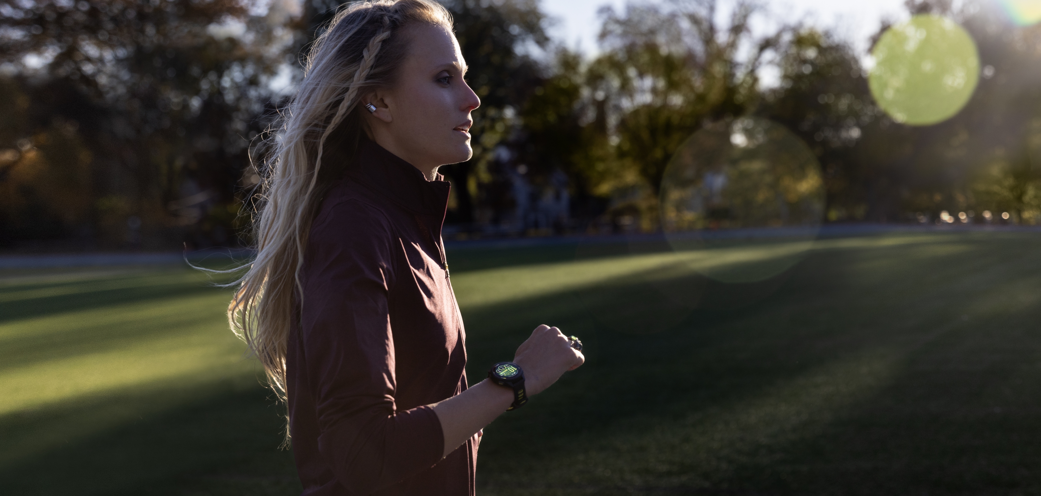 Une femm fait du jogging avec le nouveau Garmin Forerunner 965