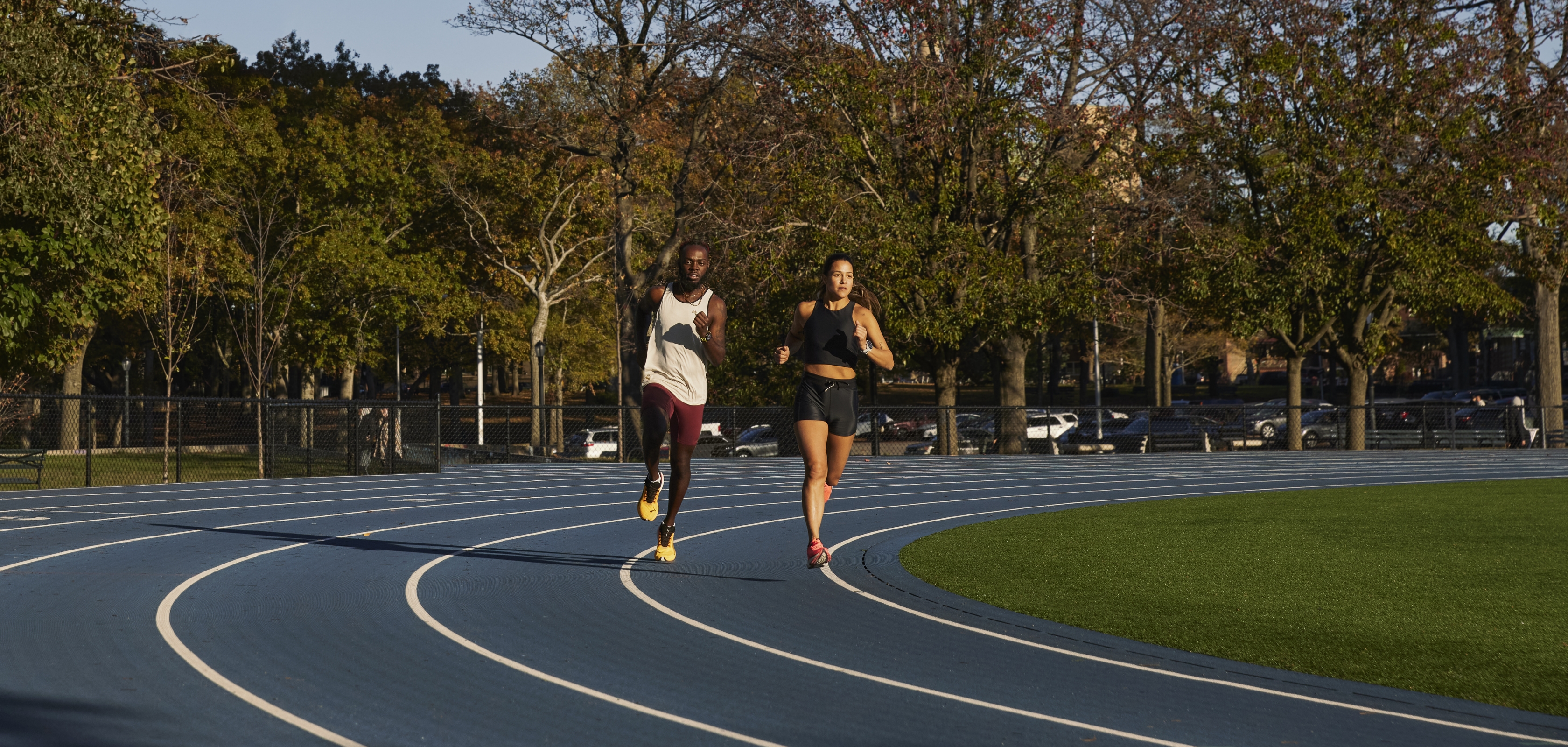 Homme et femme font du jogging avec le nouveau Garmin Forerunner 265