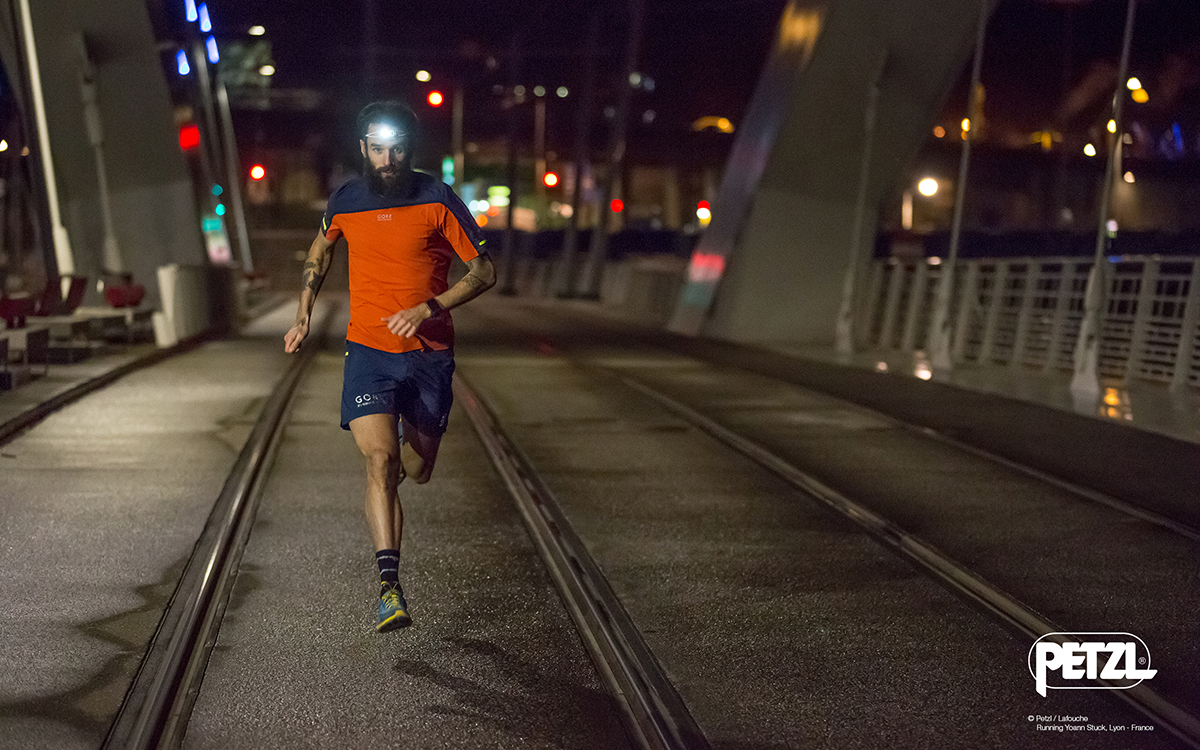 Faire du jogging dans le noir ? Choisissez la bonne lampe frontale Petzl !