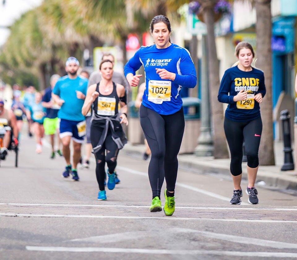 Mensen lopen tijdens marathon in het buitenland