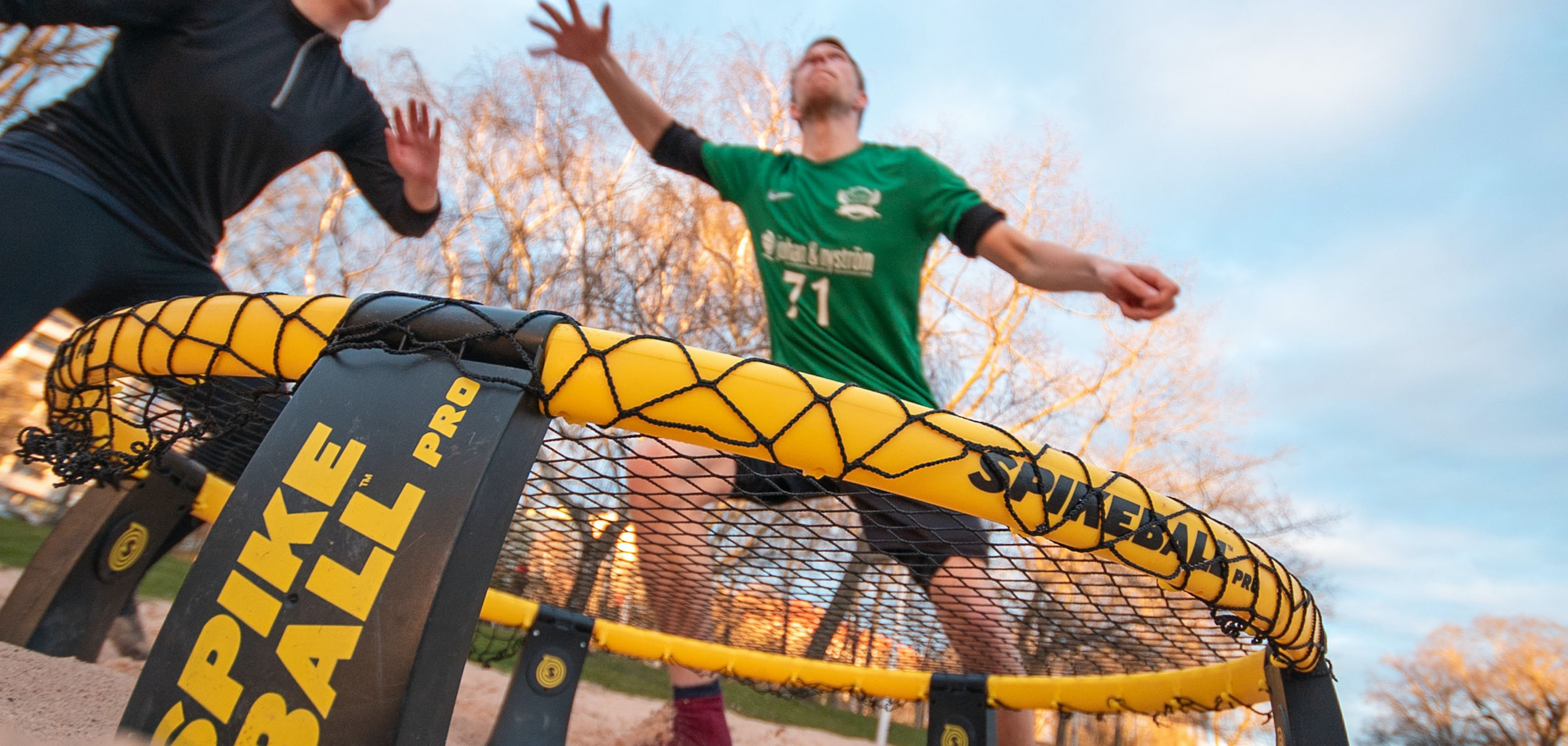 Mensen spelen spikeball met de juiste spelregels