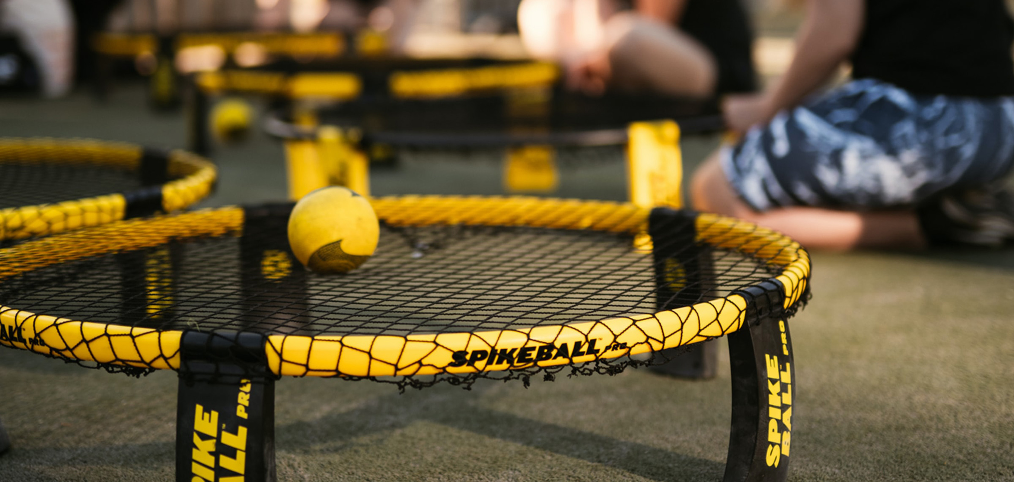 Mensen spelen spikeball met de juiste spelregels