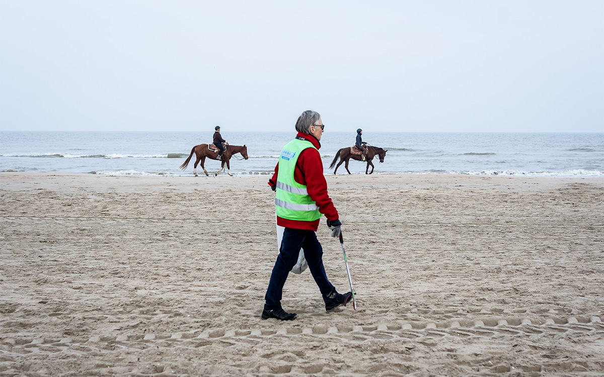 Adieu les déchets à la côte. Bernadette en ramasse tous les jours sur la plage.