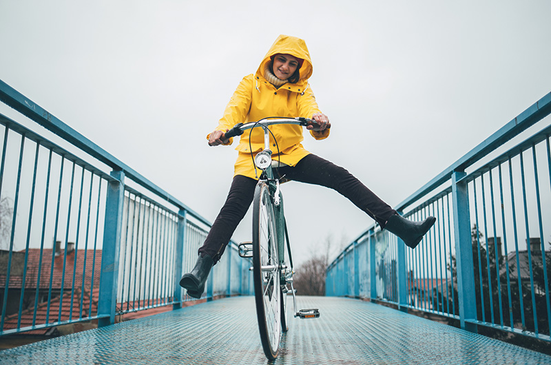 À vélo sous la pluie : les 9 indispensables