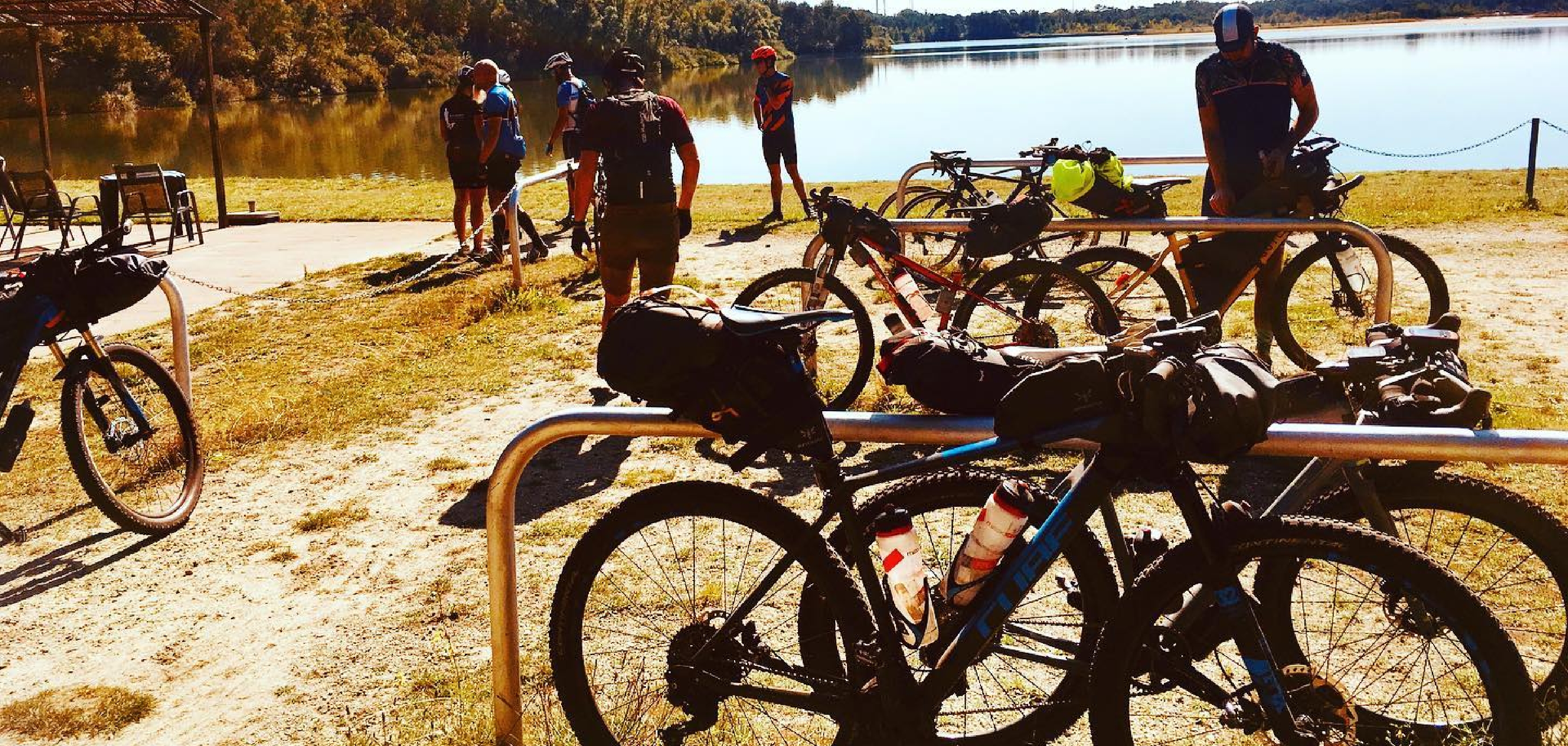 Des personnes font du vélo sur des itinéraires gravel en Belgique, à Anvers