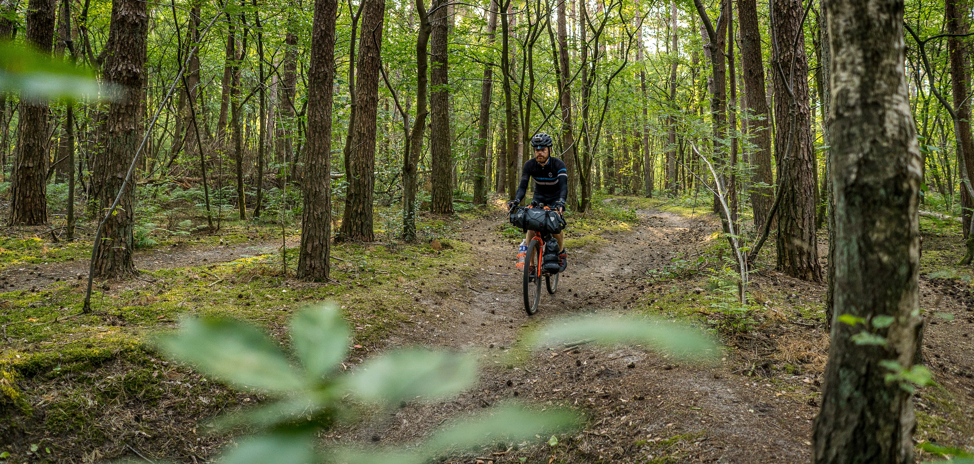 Des personnes font du vélo sur des itinéraires gravel en Belgique, dans les Ardennes