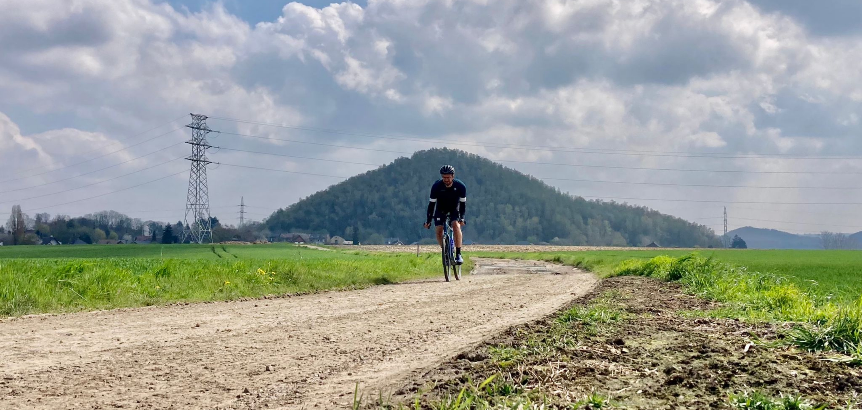 Des personnes font du vélo sur des itinéraires gravel en Belgique, dans les Ardennes