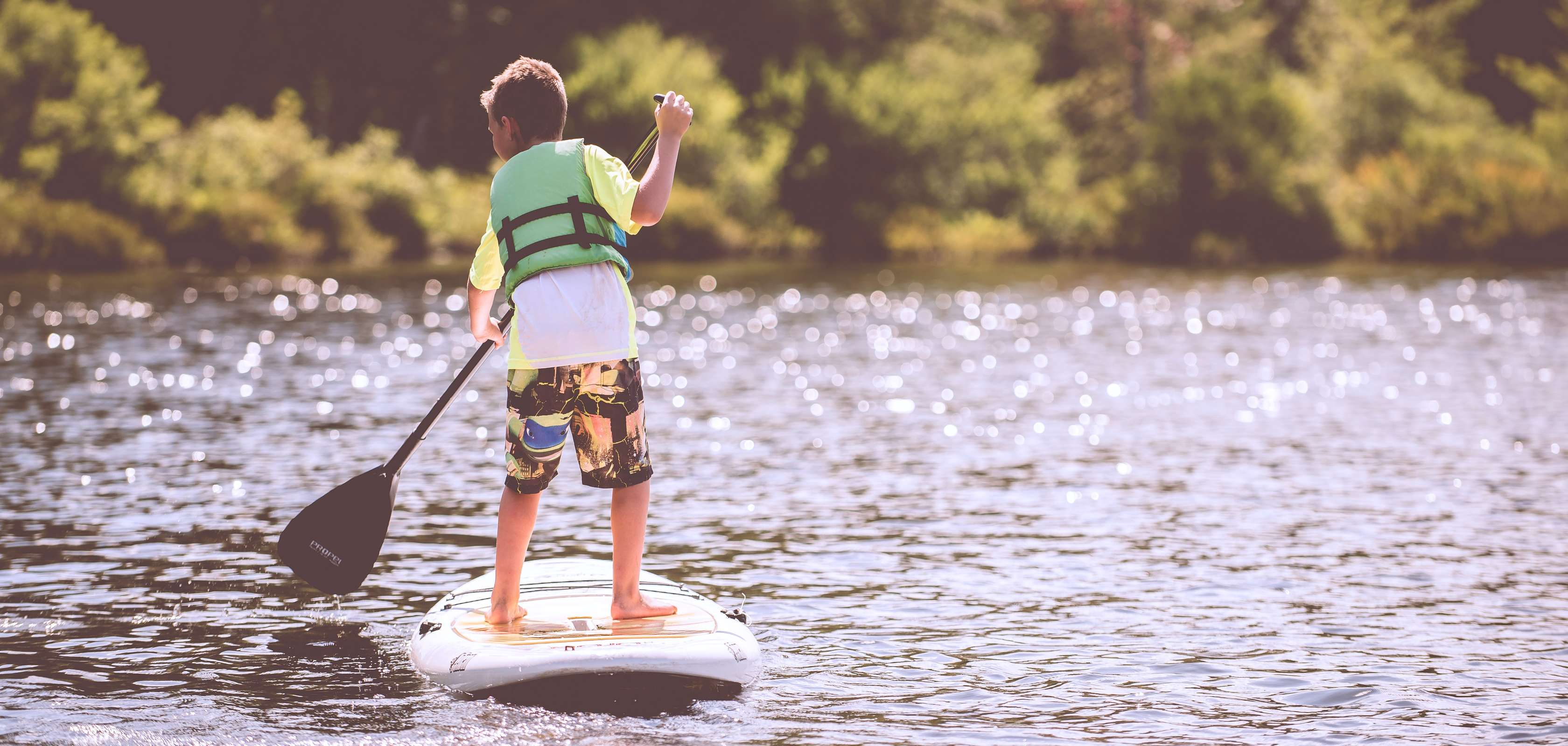 Garçon sur un SUP