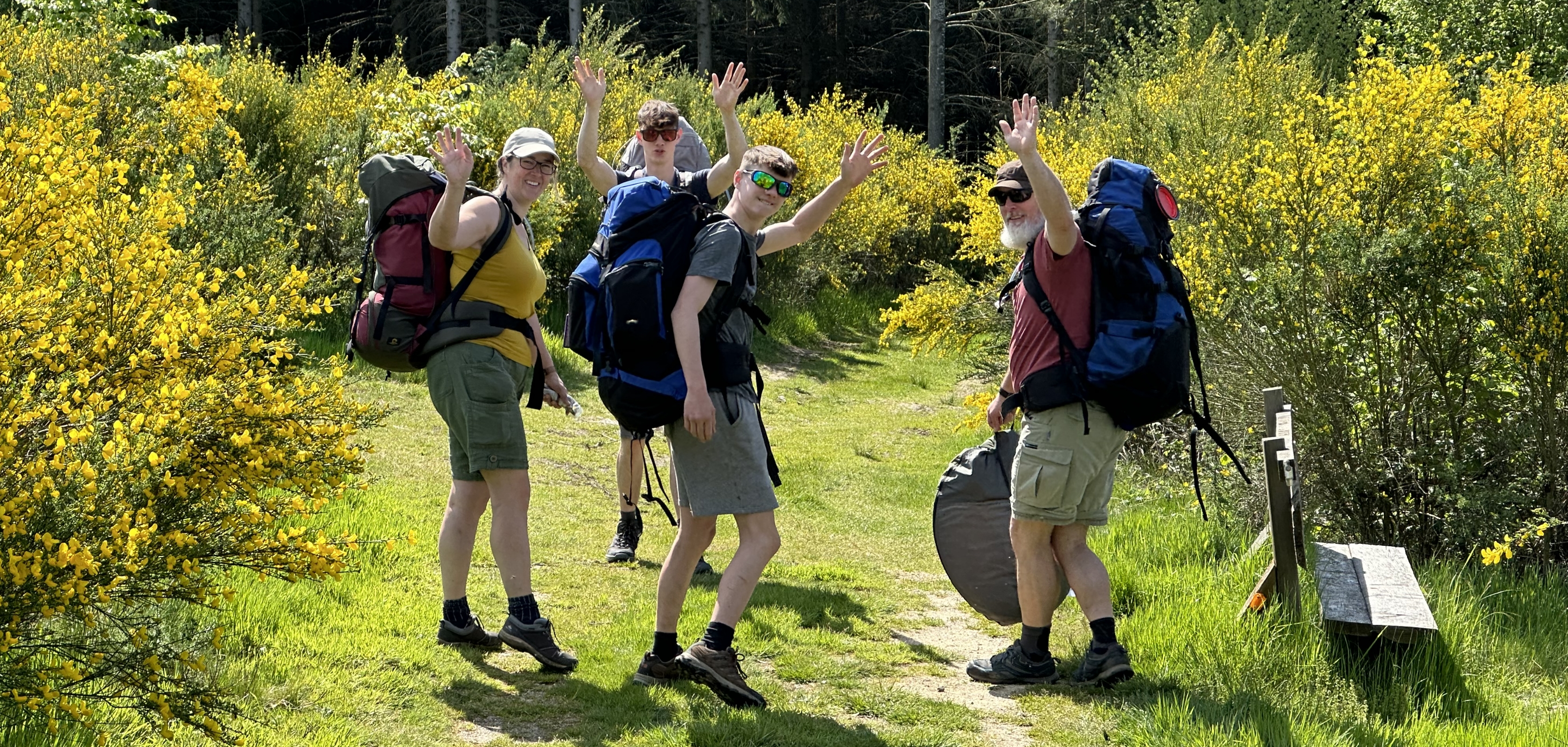 Gezin gaat kamperen op de mooiste bivakplaats in België in de Ardennen