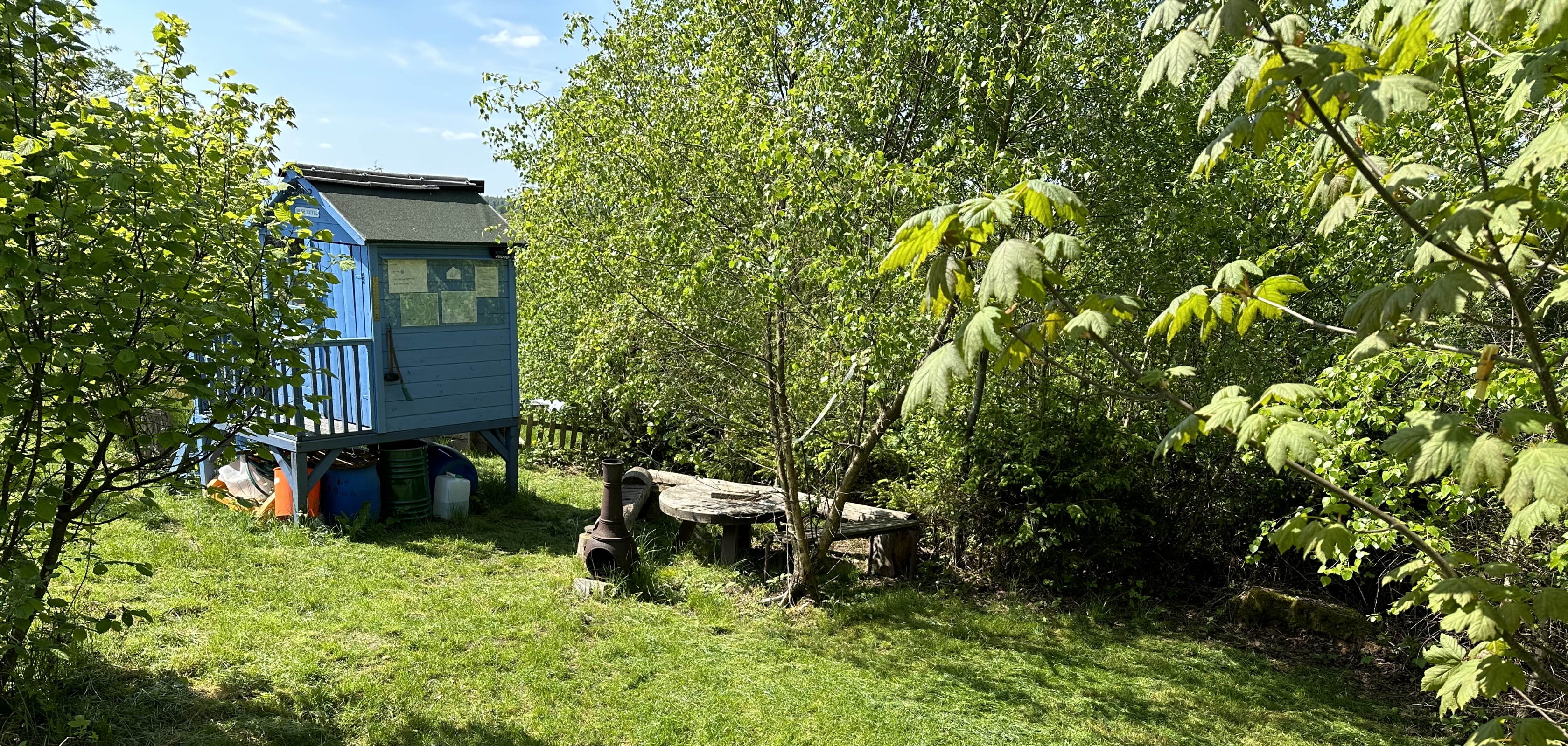 Tuinhuis met kampeerbenodigdheden op de mooiste kampeerplek in België in de Ardennen