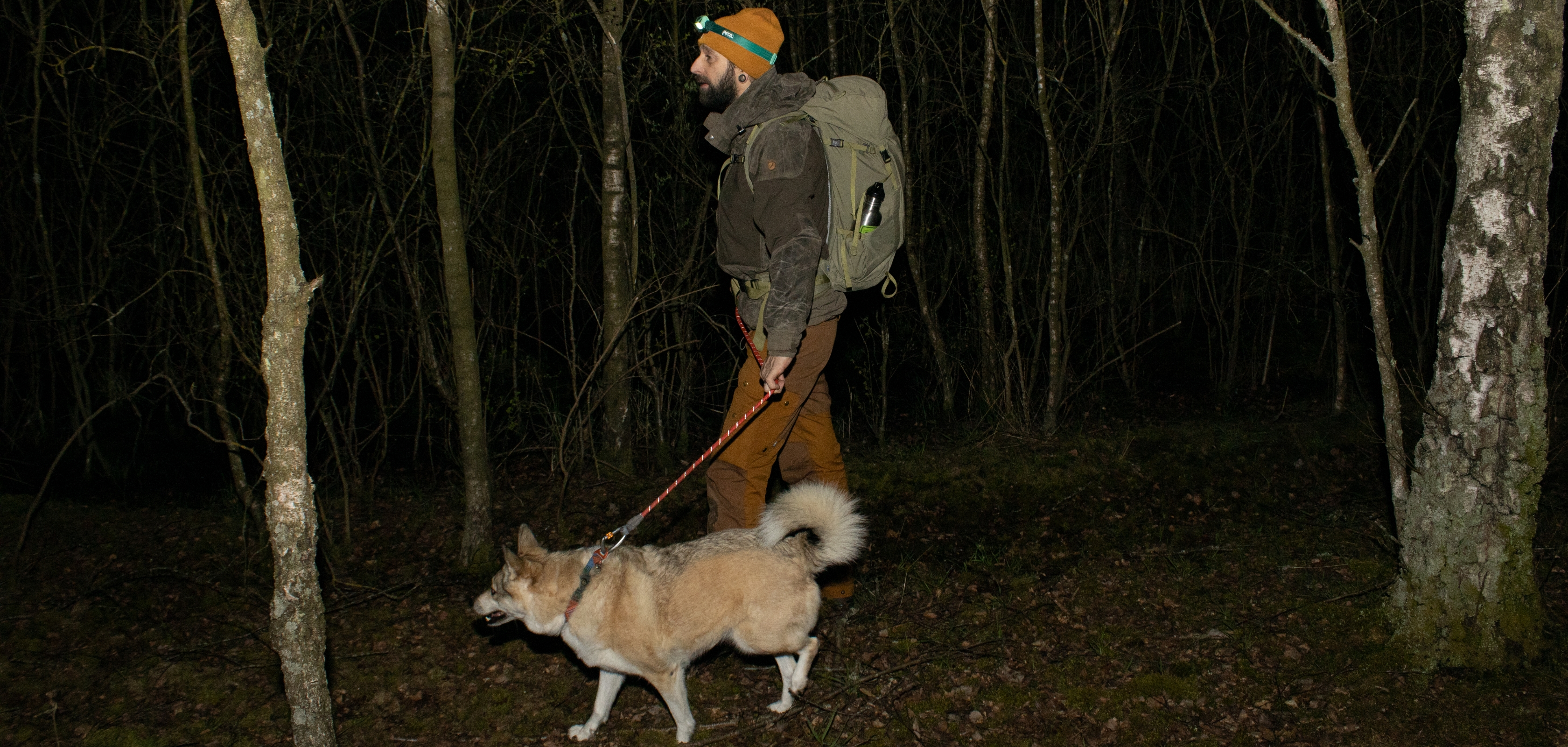 Frédéric se promène dans l’obscurité de la forêt avec la nouvelle lampe frontale Tikkina de Petzl