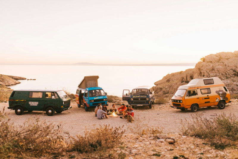 Vanlife et car camping : conseils de voyage de jeunes aventuriers