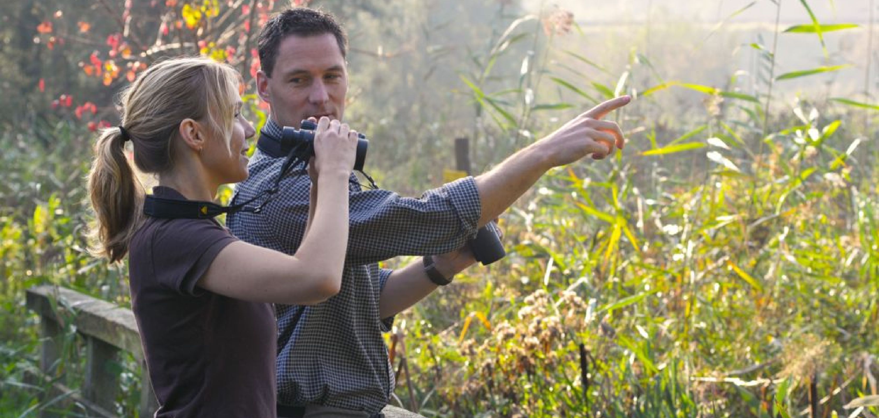 Mensen bekijken de natuur met een Bynolyt-verrekijker