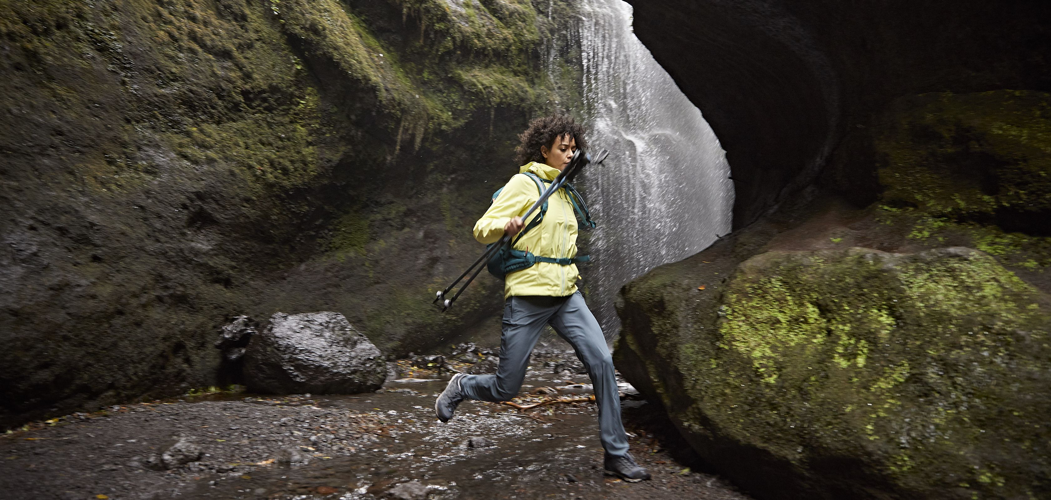 Vrouw wandelt de Bosque de los Tilos op La Palma