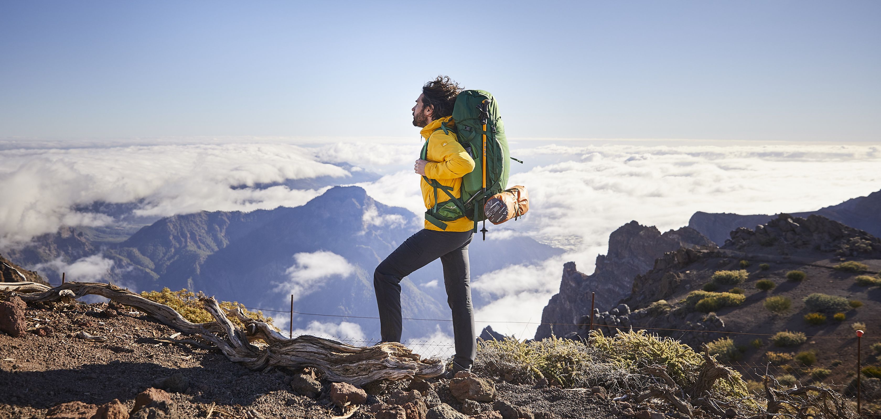 Man wandelt op de Ruta de los Vulcanos op La Palma