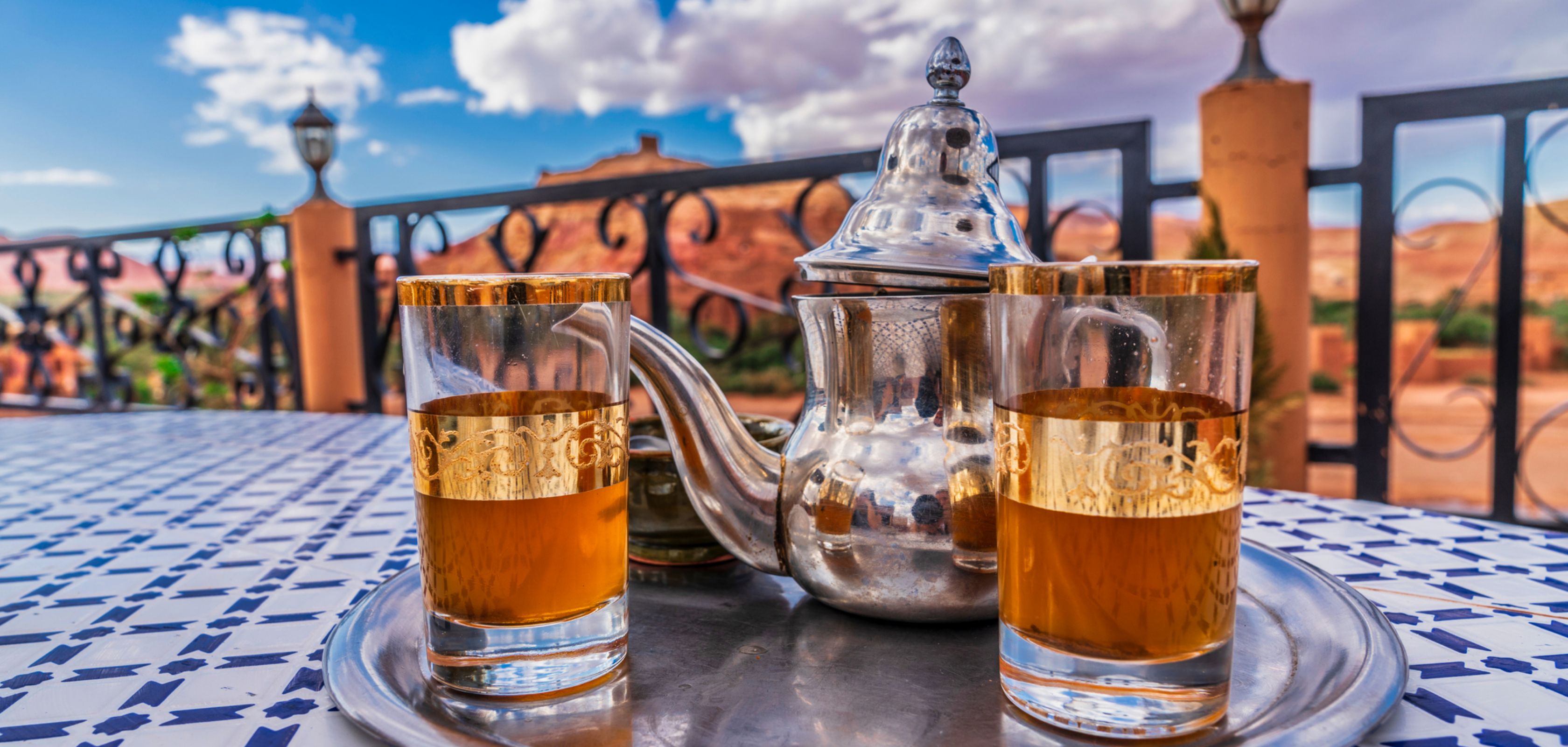 Verse muntthee op een rooftop tijdens een citytrip in Marrakech