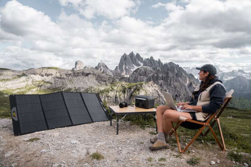 Rechargez vos appareils électroniques en voyage avec un powerbank solaire ou un panneau solaire