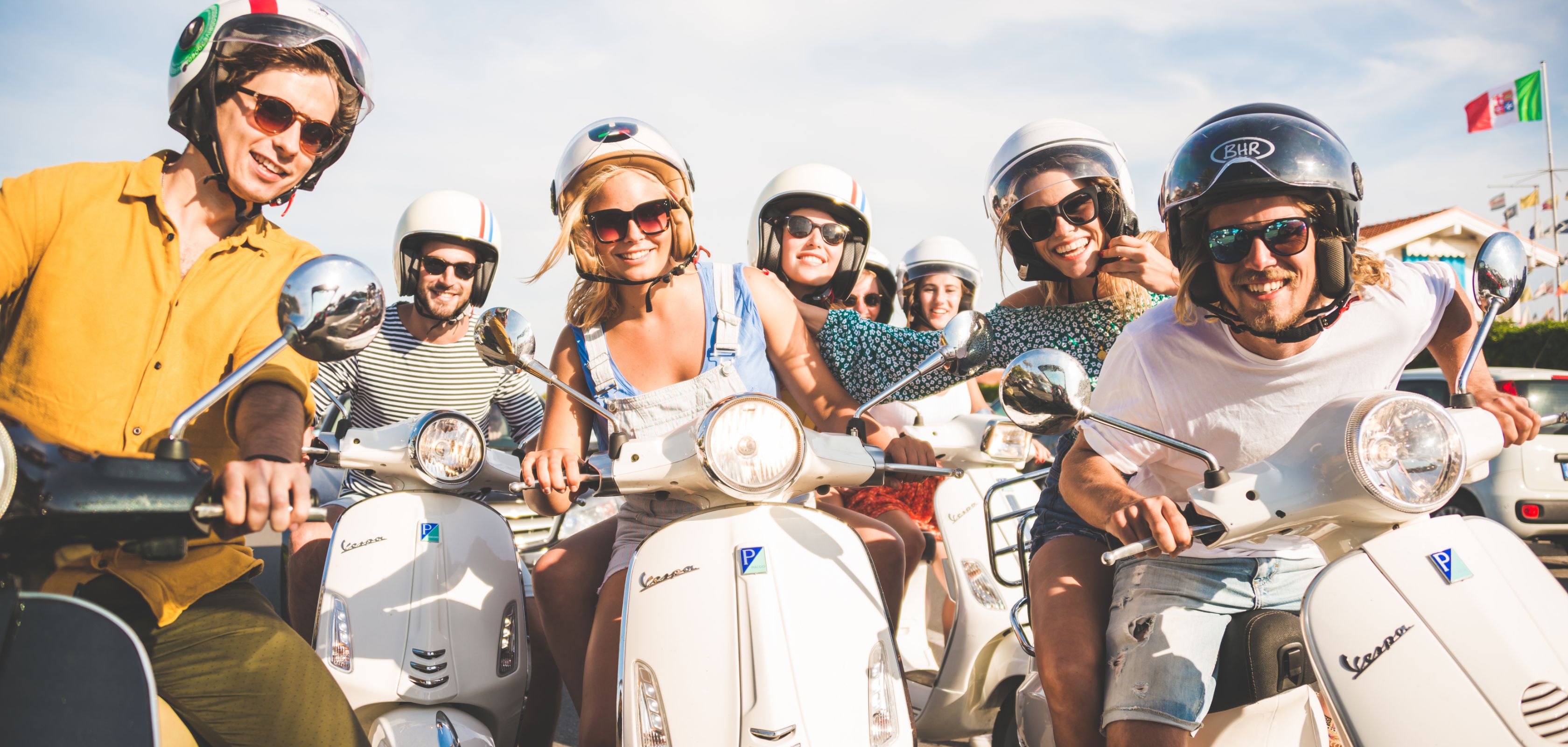 Mensen op Vespa Trip door Italië tijdens reizen voor singles