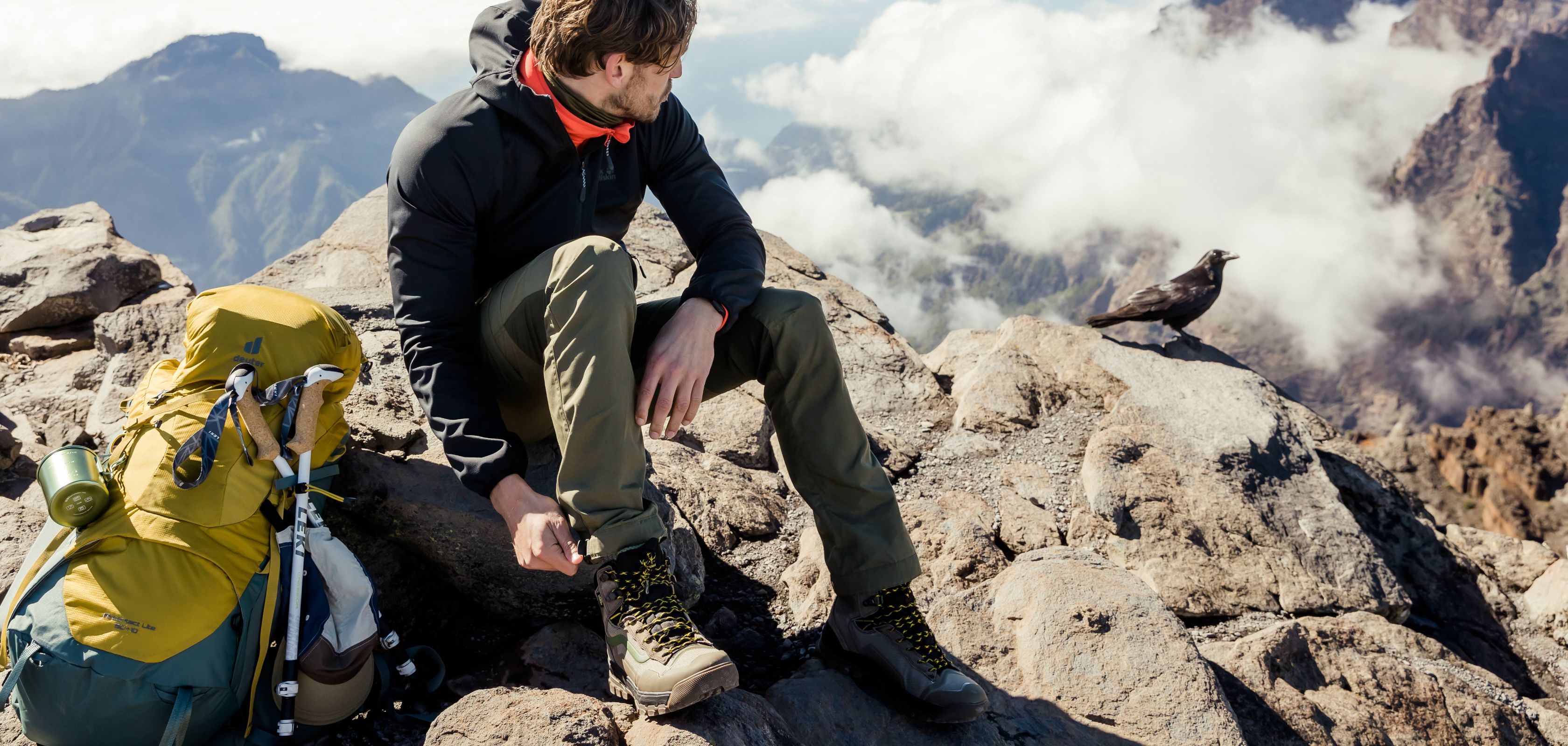 Un homme porte des chaussures en Gore-Tex 