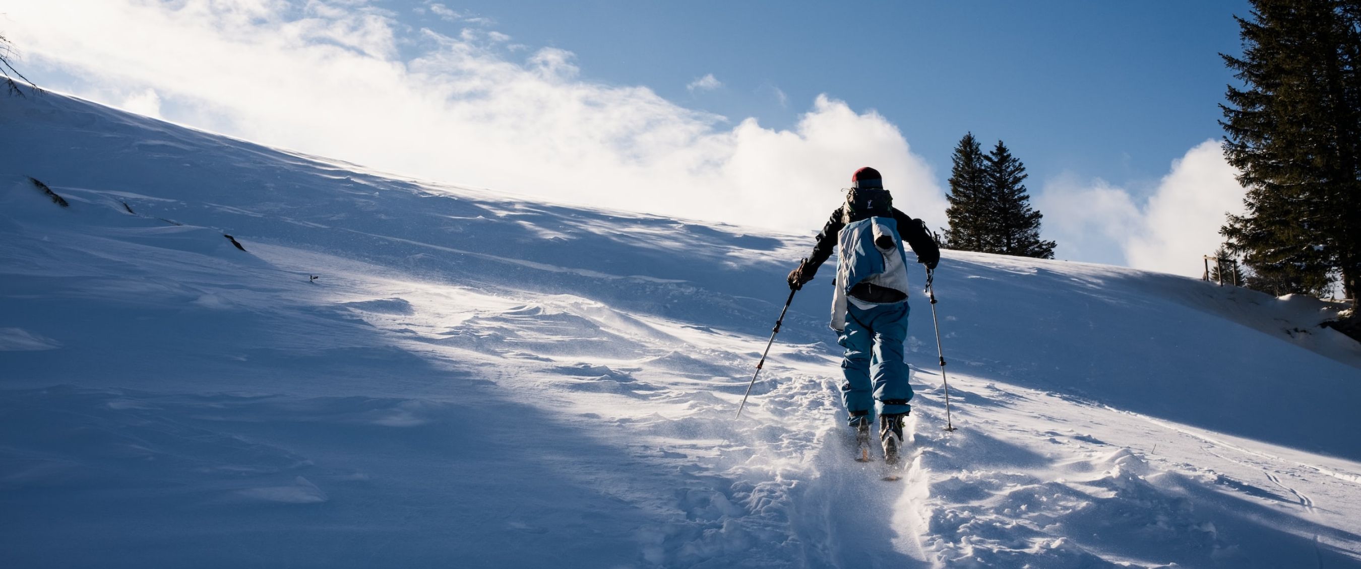 Un homme en vacances dans une destination pour un court séjour au ski