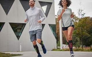 Un homme et une femme pratiquent le sport adéquat pour brûler des graisses