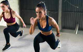 Des filles font un entraînement HIIT en salle pour brûler des graisses