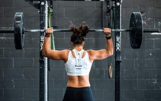 Une femme pratique du fitness et des sports individuels afin de brûler des graisses