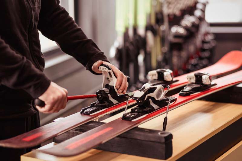 Comment régler correctement les fixations de vos skis ?